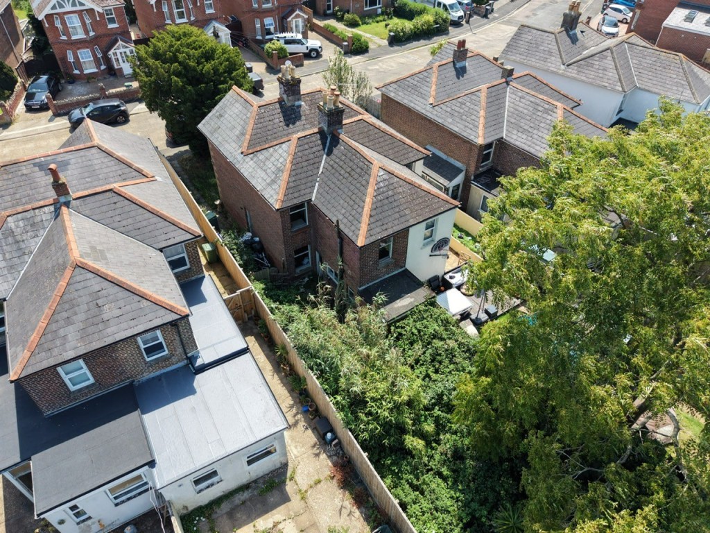 Lot: 141 - SEMI-DETACHED HOUSE FOR IMPROVEMENT - View of the rear garden